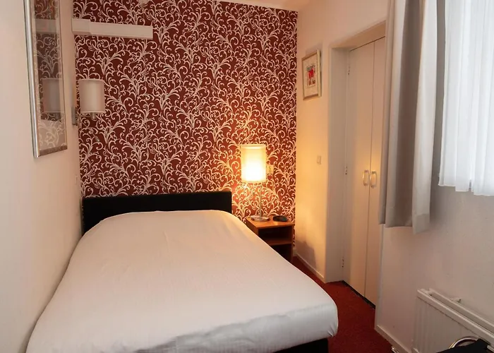 Отель Port Cleve 3*